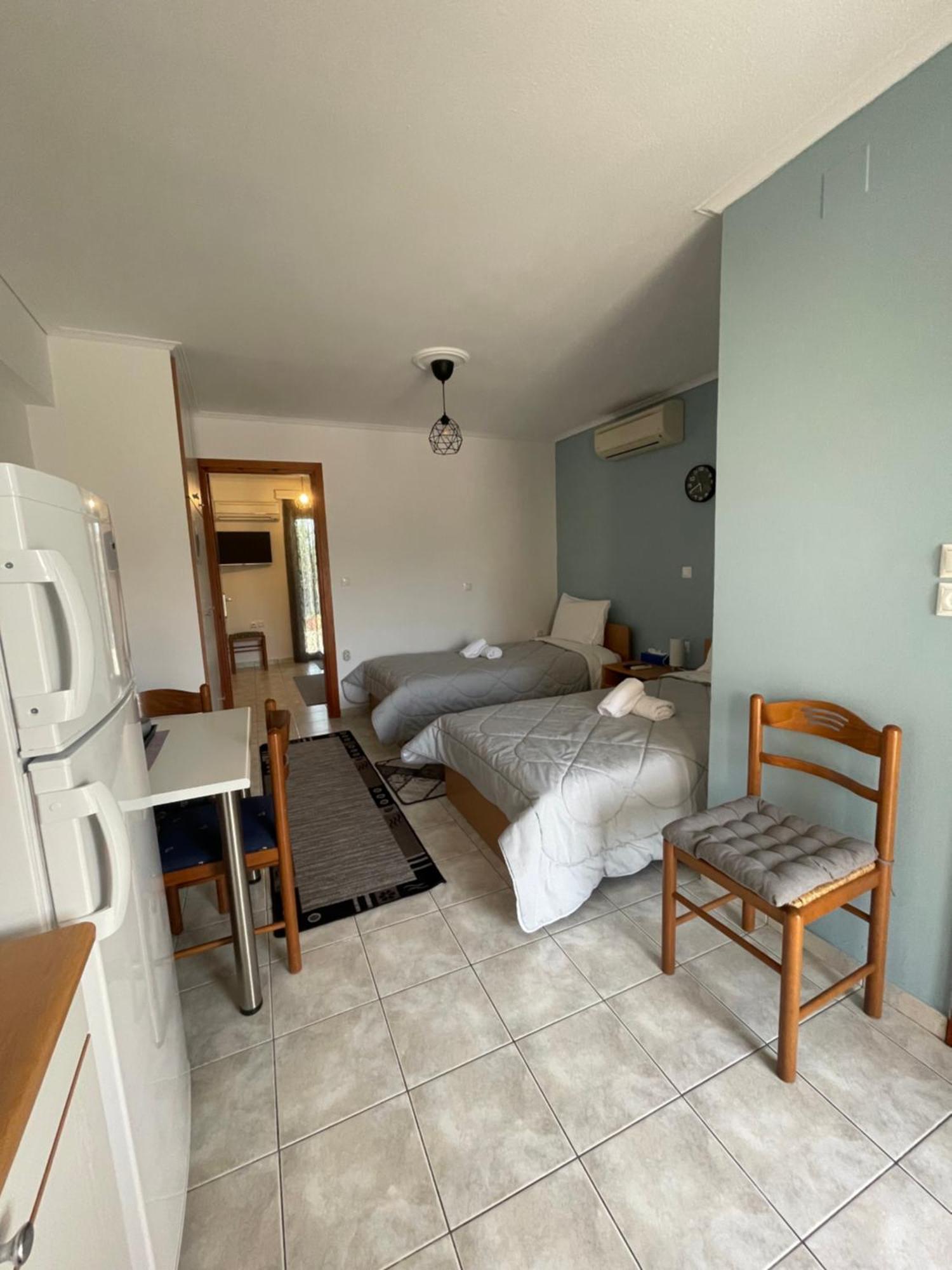 Flo'S Apartments Mesolóngion 외부 사진