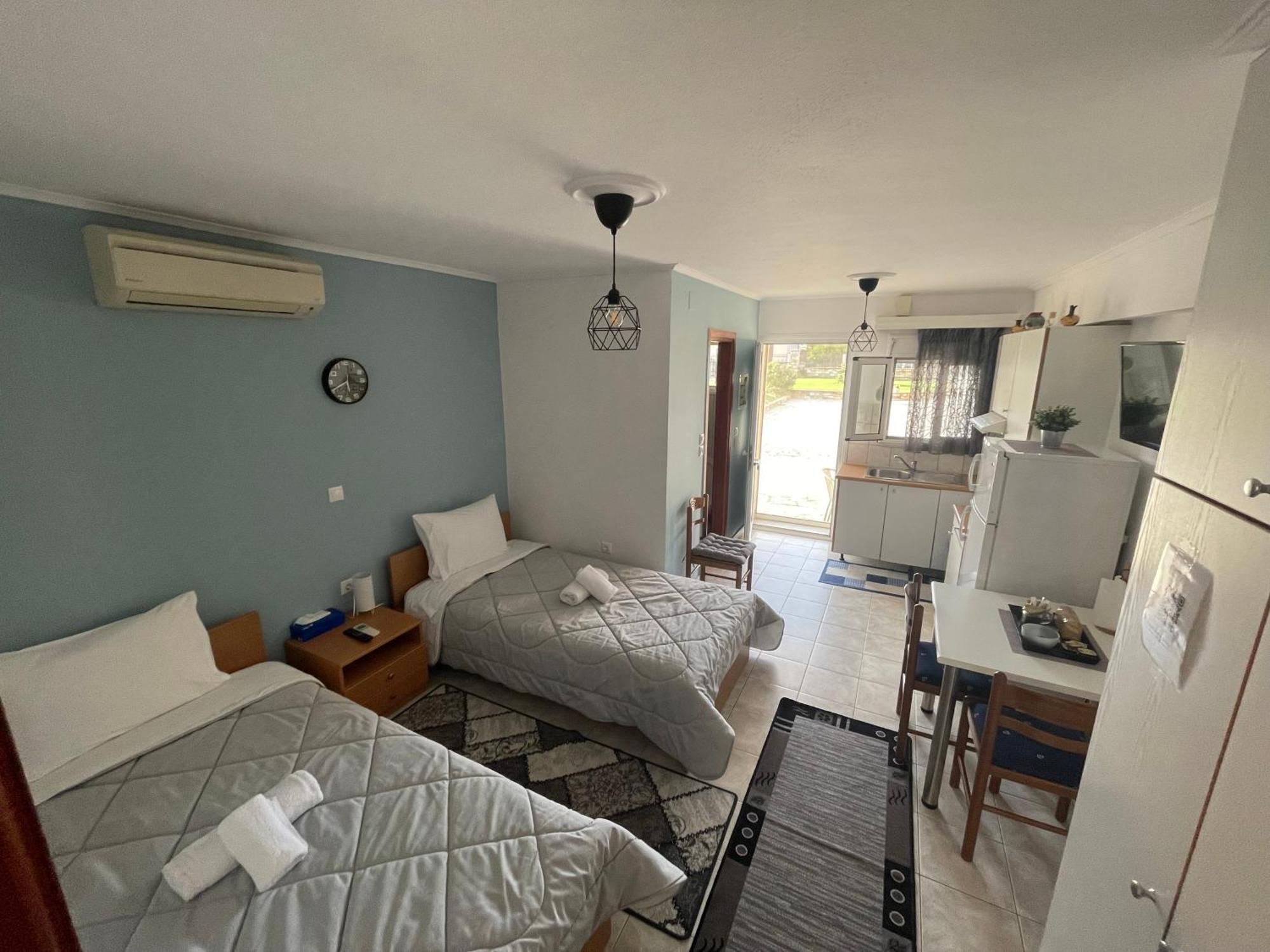 Flo'S Apartments Mesolóngion 외부 사진